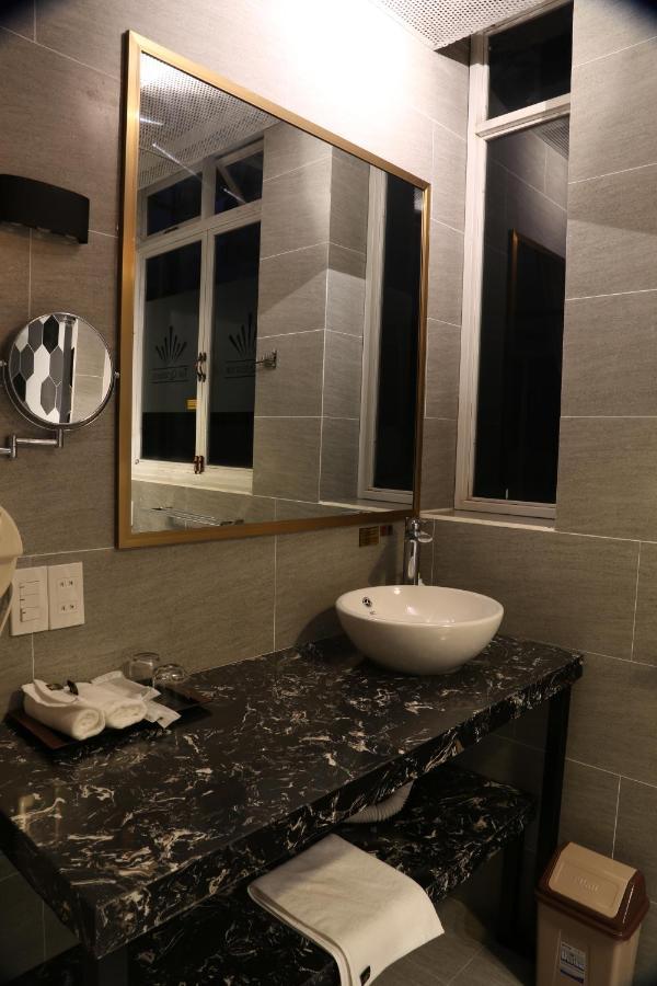 The Queendor Boutique Hotel Ho Chi Minh City Bagian luar foto